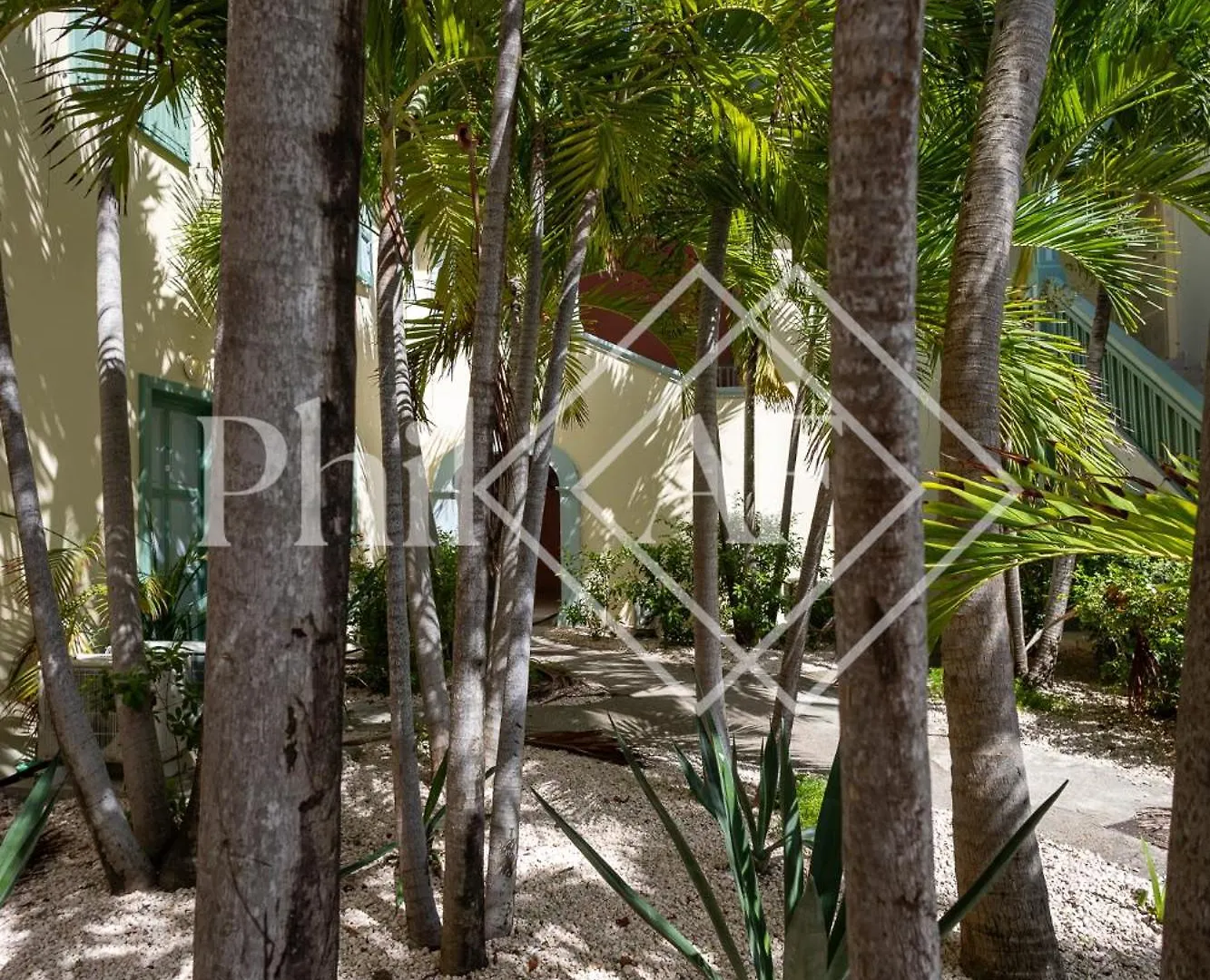 5 Bed-Rooms Front-Beach Apartment At Orient Beach Quarter of Orleans