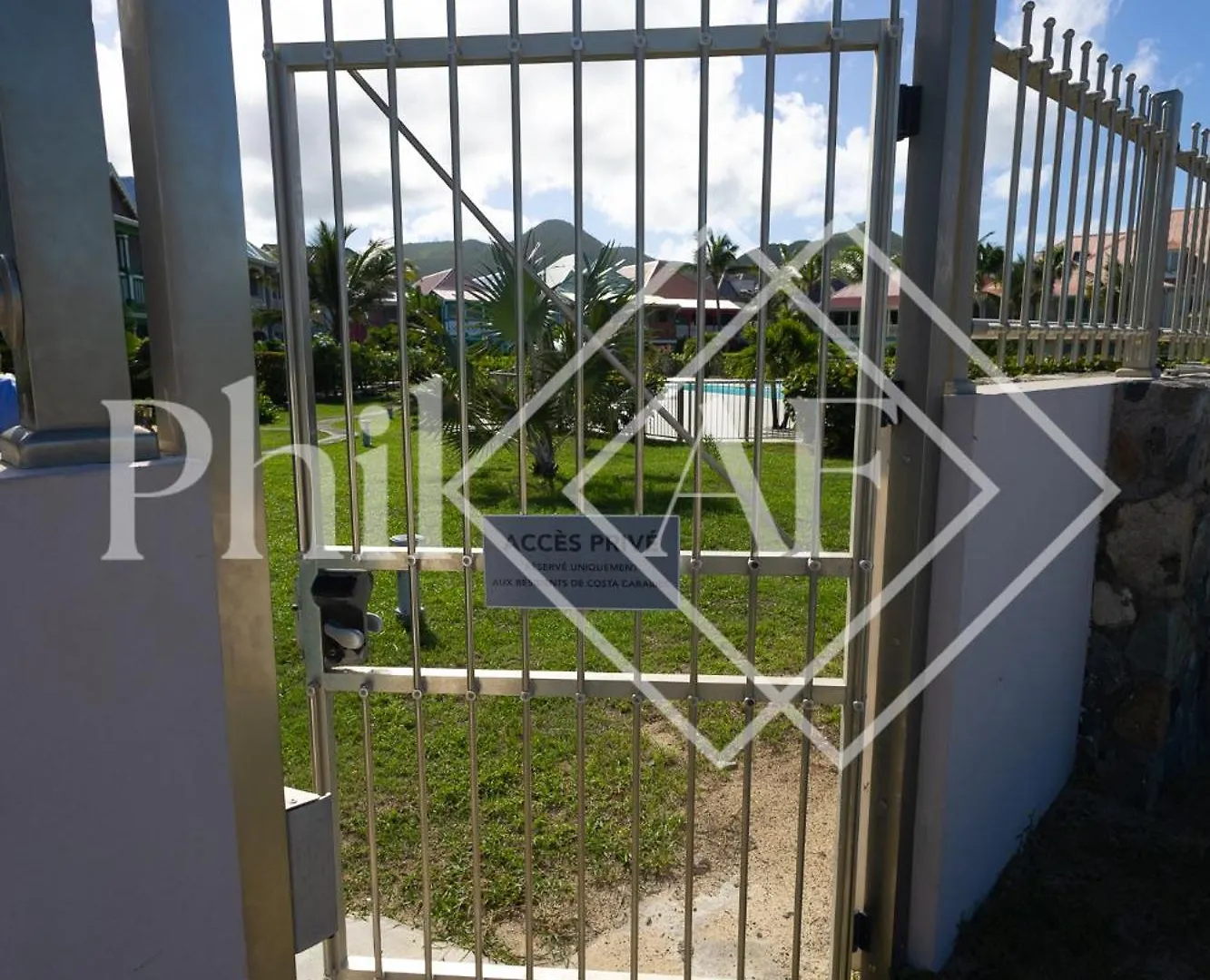 5 Bed-Rooms Front-Beach Apartment At Orient Beach Quarter of Orleans
