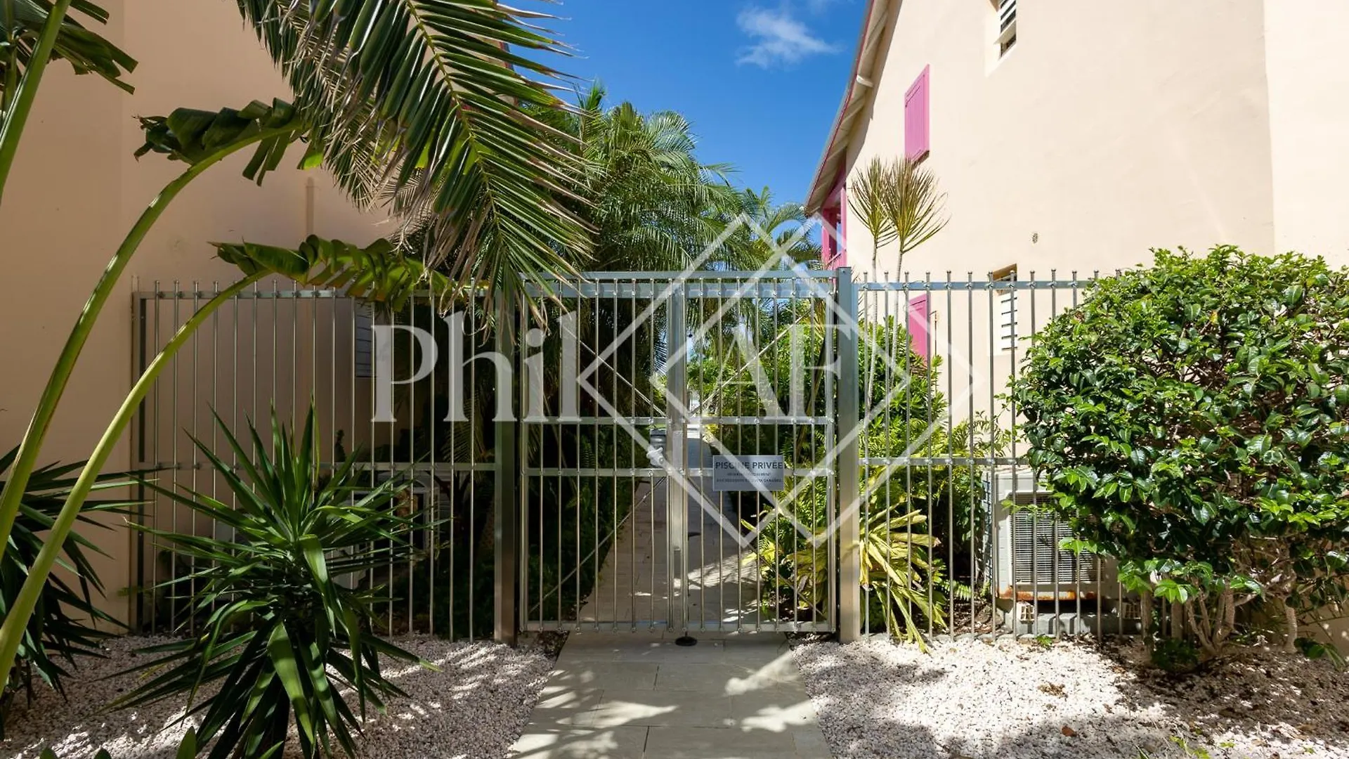 5 Bed-Rooms Front-Beach Apartment At Orient Beach Quarter of Orleans
