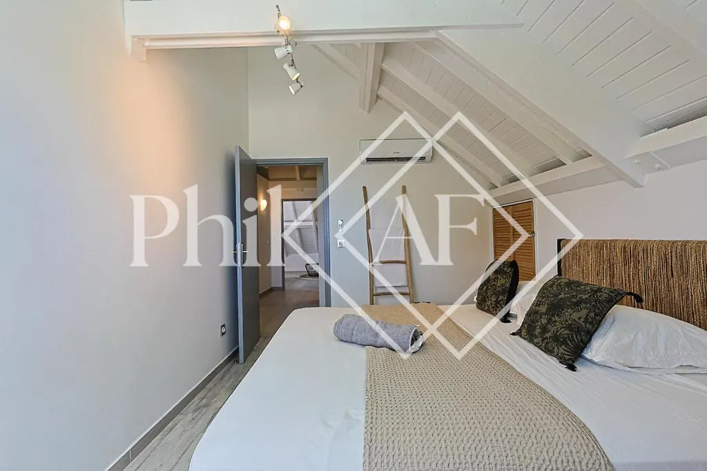 5 Bed-Rooms Front-Beach Apartment At Orient Beach Quarter of Orleans Sint Maarten/Saint Martin