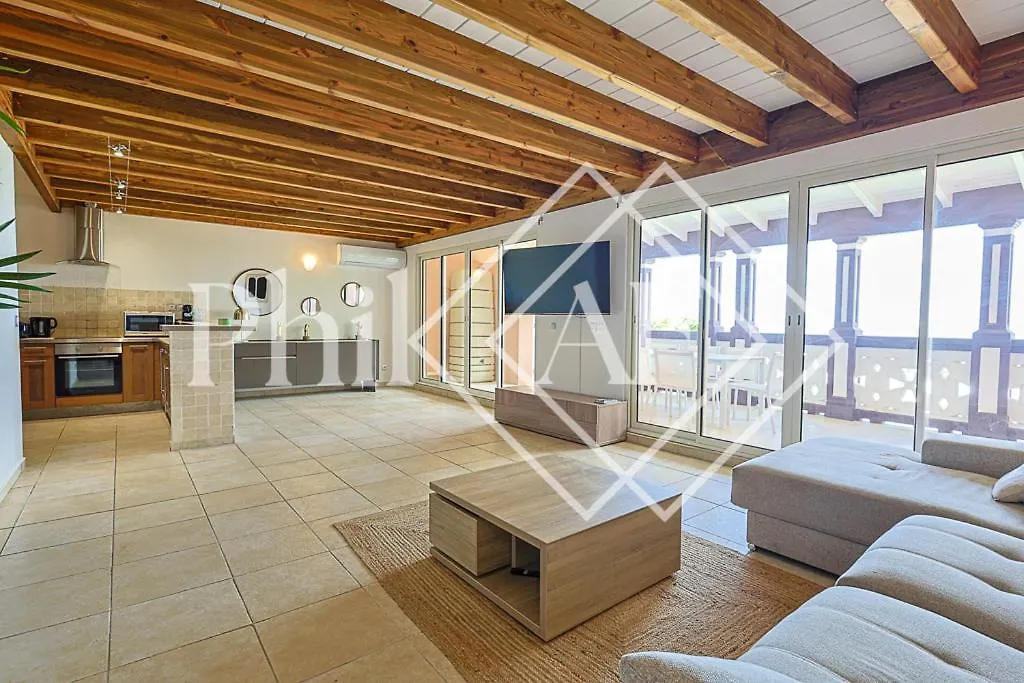 5 Bed-Rooms Front-Beach Apartment At Orient Beach Quarter of Orleans Sint Maarten/Saint Martin