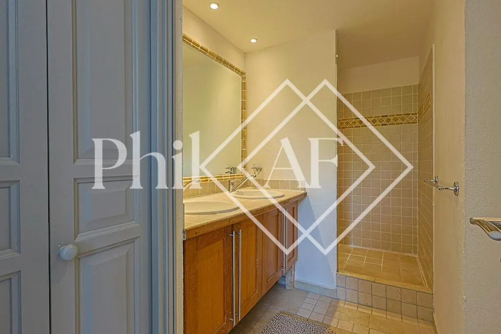 5 Bed-Rooms Front-Beach Apartment At Orient Beach Quarter of Orleans