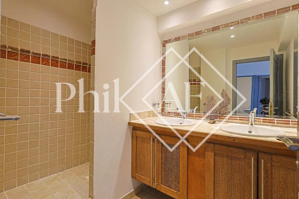 5 Bed-Rooms Front-Beach Apartment At Orient Beach Quarter of Orleans