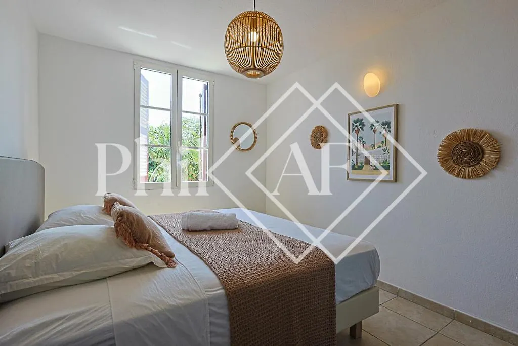 5 Bed-Rooms Front-Beach Apartment At Orient Beach Quarter of Orleans 0*,  Sint Maarten/Saint Martin