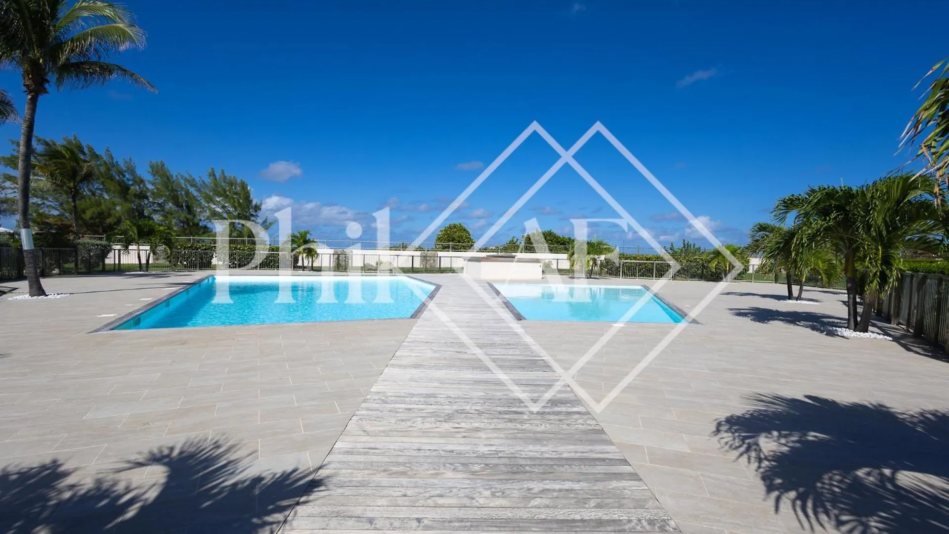 5 Bed-Rooms Front-Beach Apartment At Orient Beach Quarter of Orleans