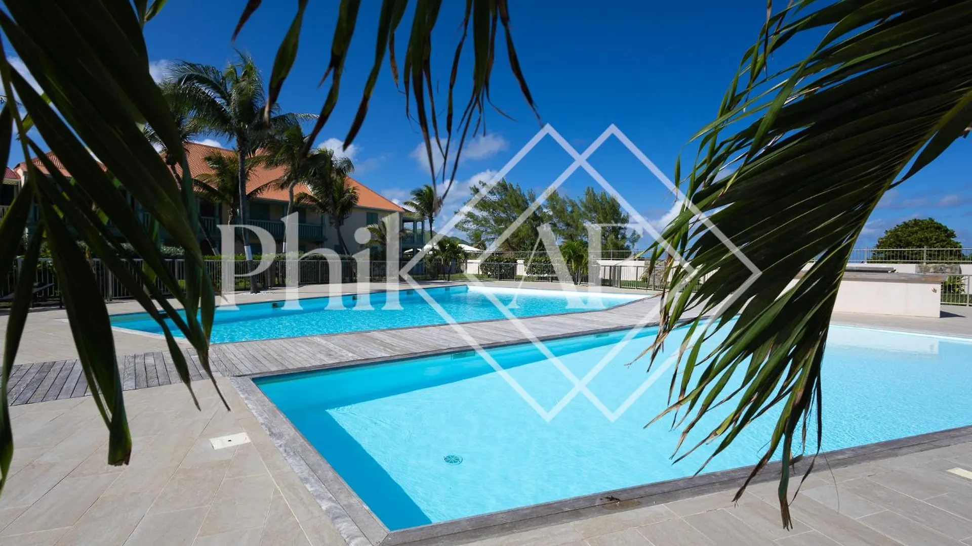 5 Bed-Rooms Front-Beach Apartment At Orient Beach Quarter of Orleans